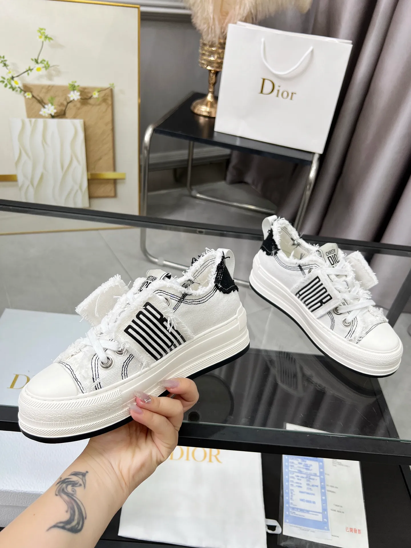Men's Men's Shoes 💰480 Dior Dior 2025 Presbyopia Embroidery Thick-soled Canvas Shoes Casual Sneakers This Walk'n'Dior thick-soled sneaker is a fashionable item that enhances the style of the series. Oblique printed cotton embroidered upper with comfortable platform sole, tongue and Christian Dior Homme 💰aris signature laces. Can add fashionable temperament to any casual look Size: 35-45